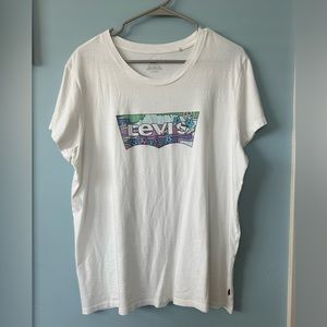 XL Levi’s T-shirt with colorful logo